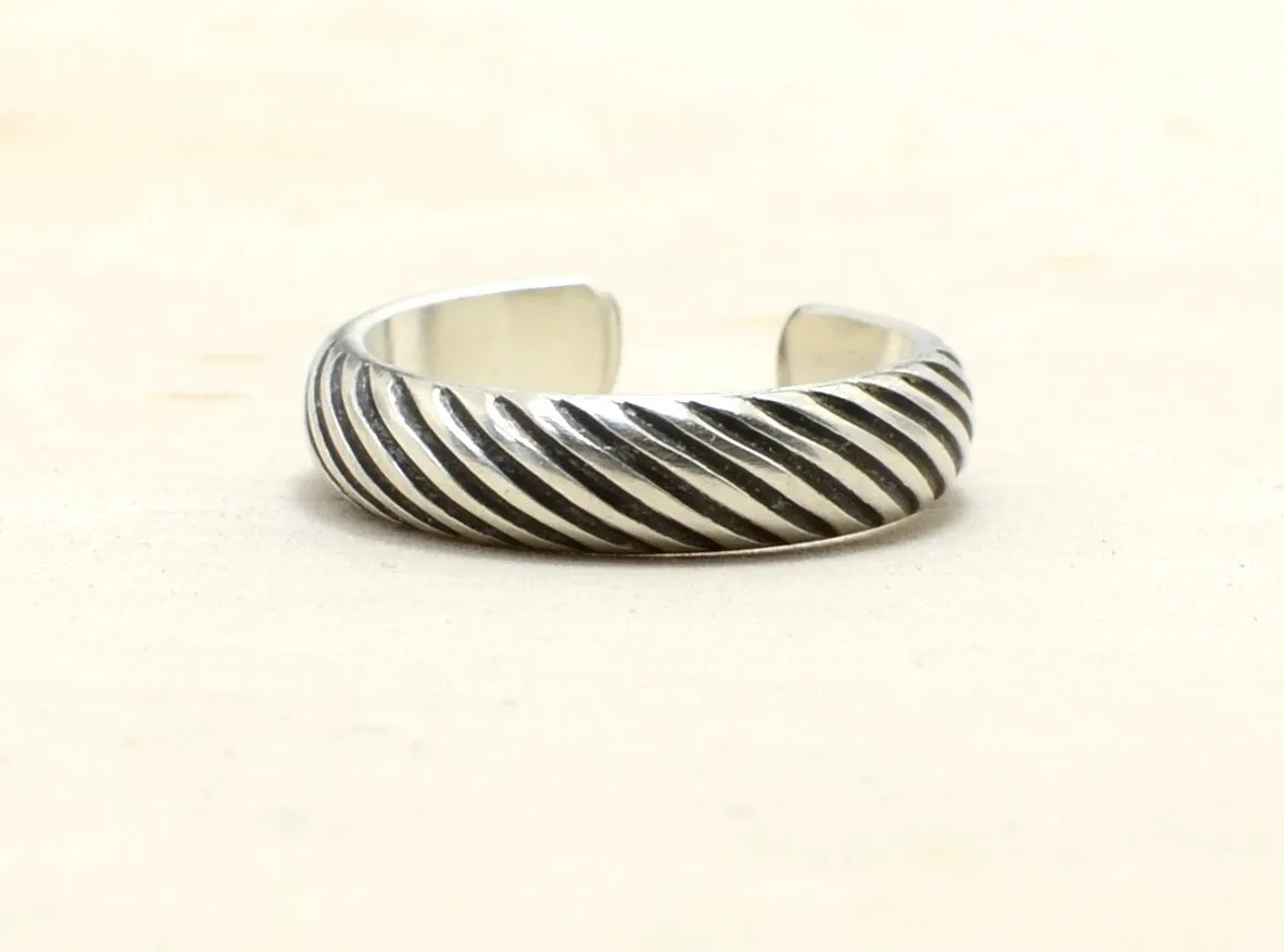 Sterling Silver Toe Ring with Grooved Pattern