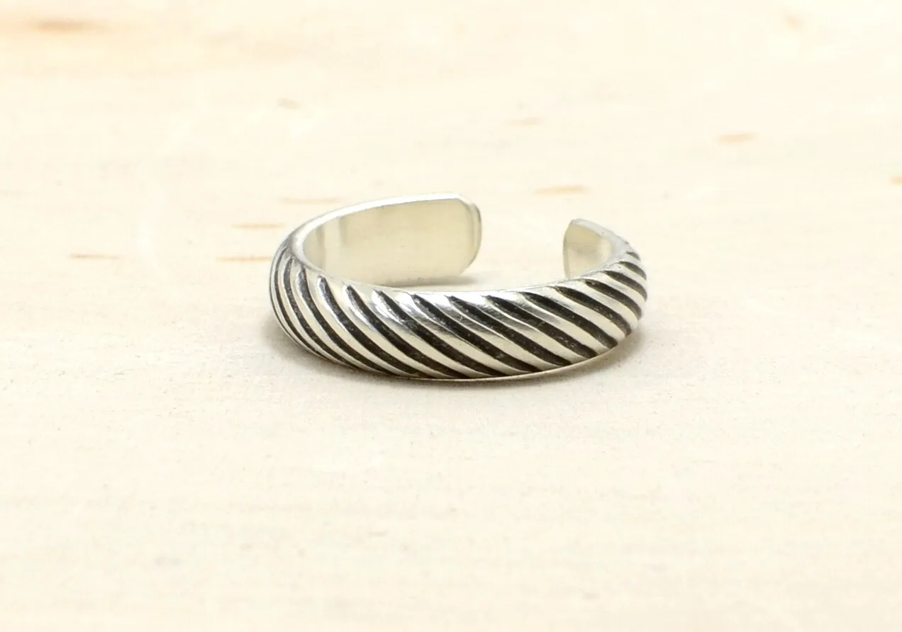 Sterling Silver Toe Ring with Grooved Pattern