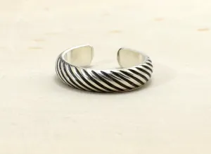 Sterling Silver Toe Ring with Grooved Pattern