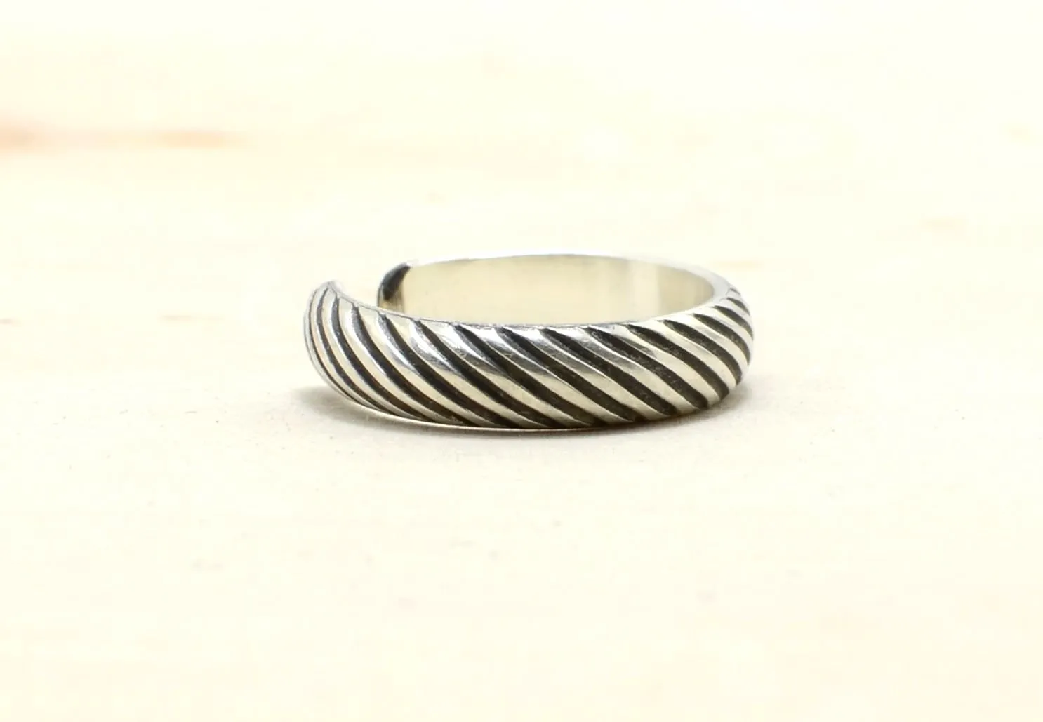 Sterling Silver Toe Ring with Grooved Pattern