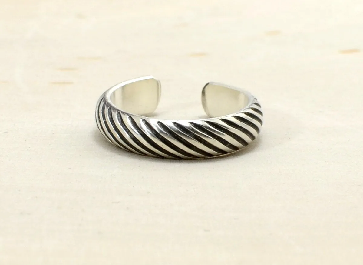 Sterling Silver Toe Ring with Grooved Pattern