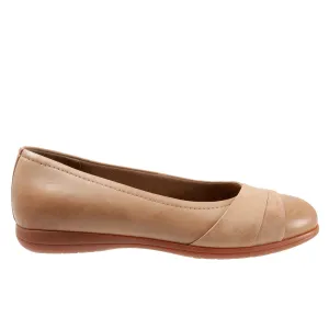 Trotters Danni T2155-234 Womens Beige Wide Leather Ballet Flats Shoes