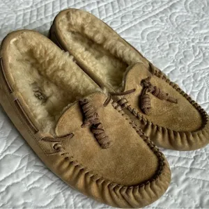 UGG •7-7.5• Chestnut Dakota Moccasin Slippers